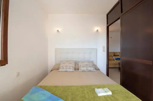Apartamento con terraza y piscina junto a la playa