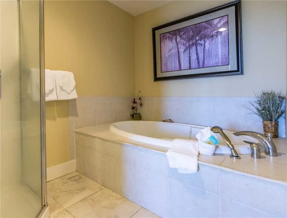 Island Tower 1001 - 3 Br condo by RedAwning