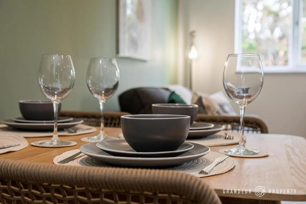 BOURNECOAST - STYLISH FLAT with SEA GLIMPSES - FM8406
