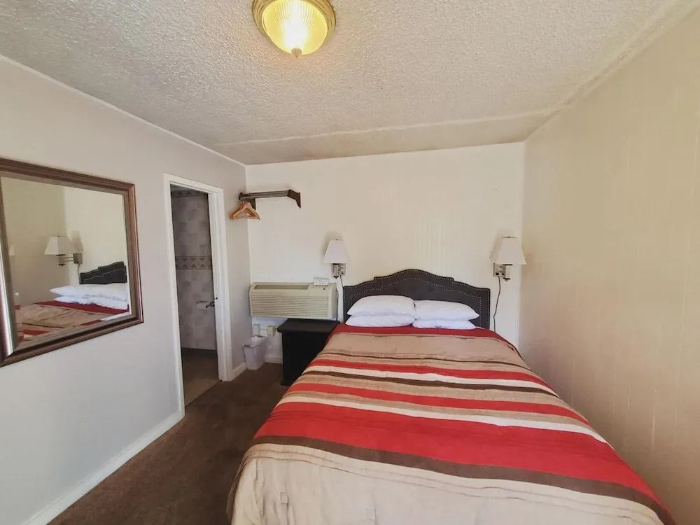 Holiday Lodge Motel