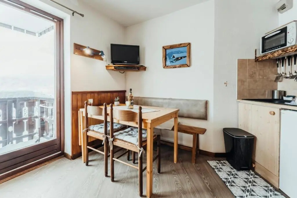 Furnished studio with mountain views next to the Chattrix chairlift Rated 1