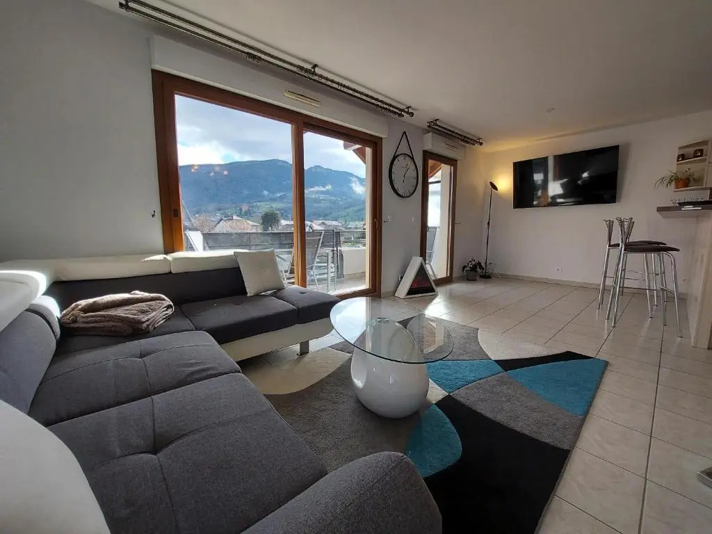 Au cœur de St Jorioz, spacieux appartement avec terrasse et vue montagne.