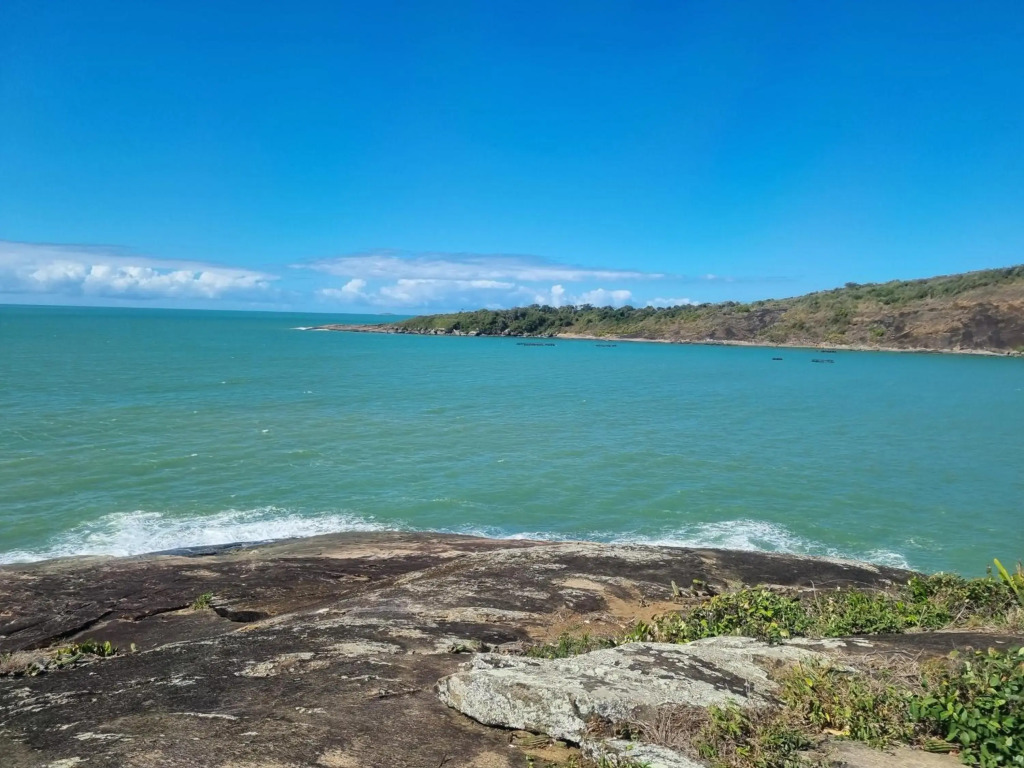 Apartamento FRENTE PARA 0 MAR - PÉ NA AREIA - 3 SUITES COM AR CONDICIONADO, 2- VAGAS DE GARAGEM - FINAMENTE DECORADO - PRAIA DO MORRO-INTERNET -WI-FI -TV COM SERVIÇOS DE DISNEY PLUS - NETFLIX -HBO MAX -STAR MAX - JOGOS AMAZON FIRE STICK - ALEXIA