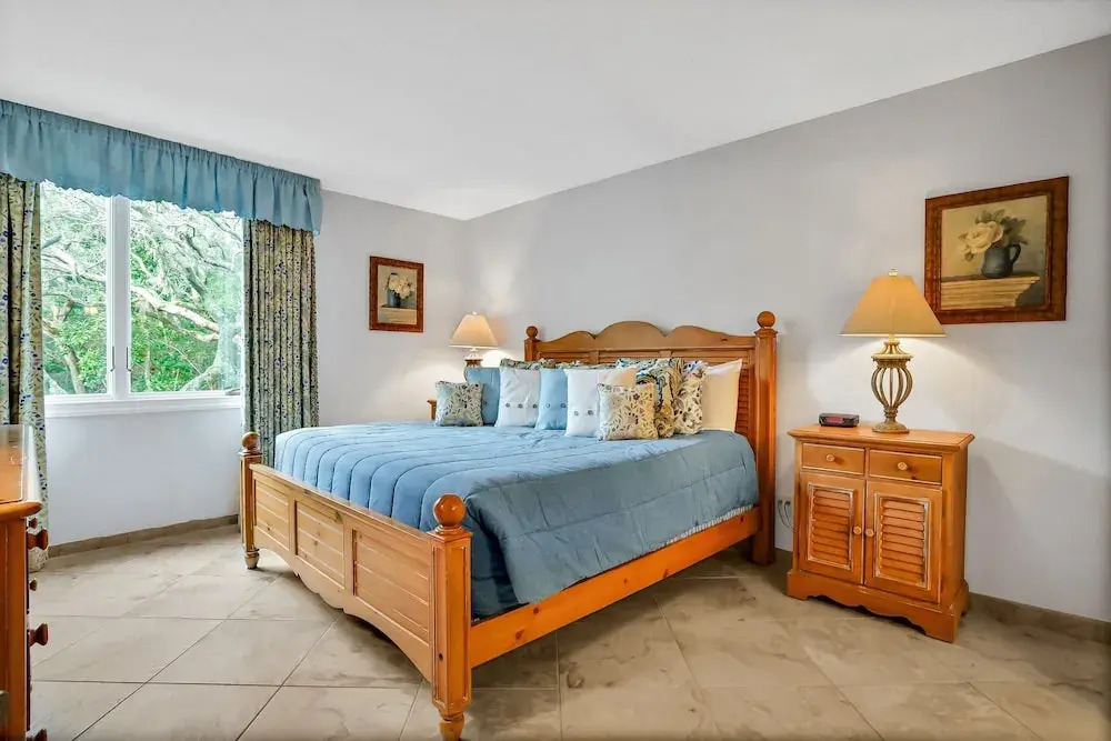 Oceanfront Condo With Direct Beach Access, Pool, Balcony, Grilling Area, & AC