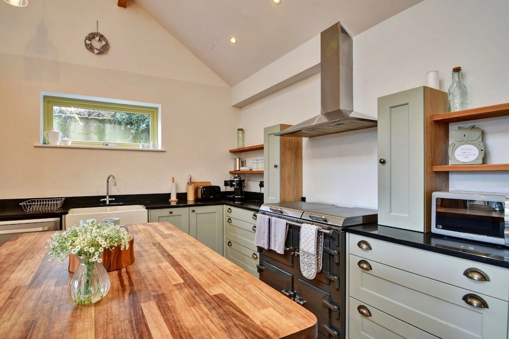 Holiday Home Near Bank Woods Nature Reserve, No Deposit