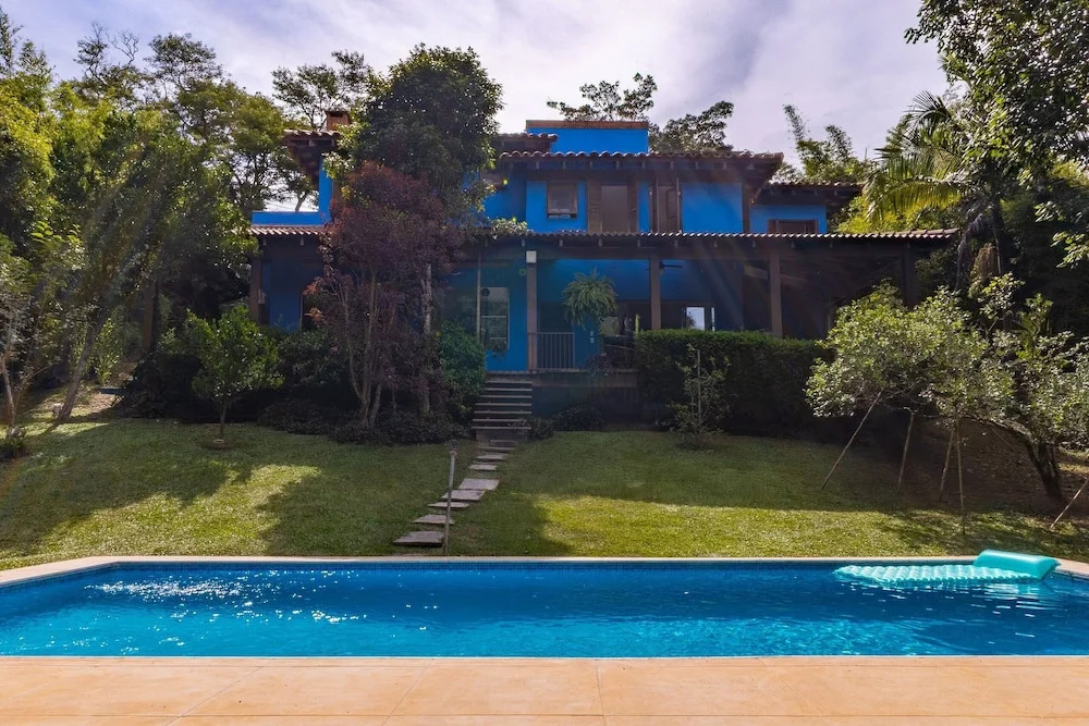 Casa ampla com piscina e churrasqueira