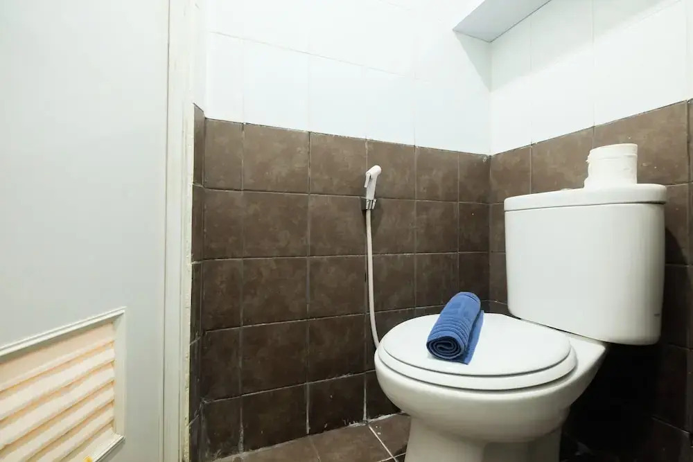 Homey 1BR with Spacious Living Room and Sofa Bed Green Pramuka Apartment