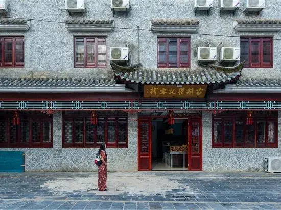 Taohua Tan River Heyuan Business Hotel