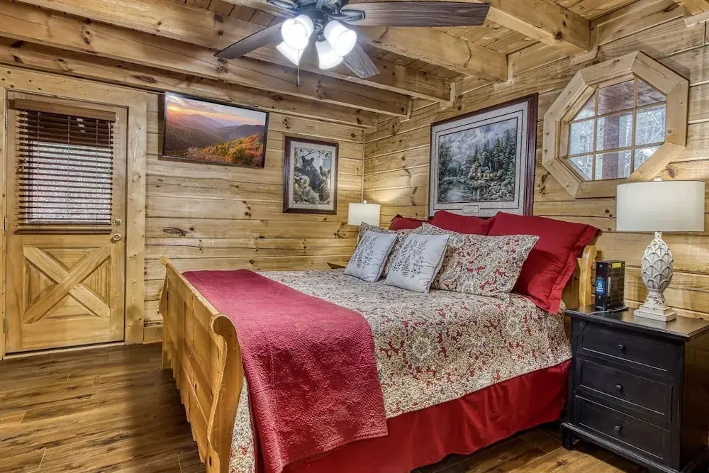 ER239 - Sleepy Bear Great Location - Close To Town! 2 Bedroom Cabin by RedAwning