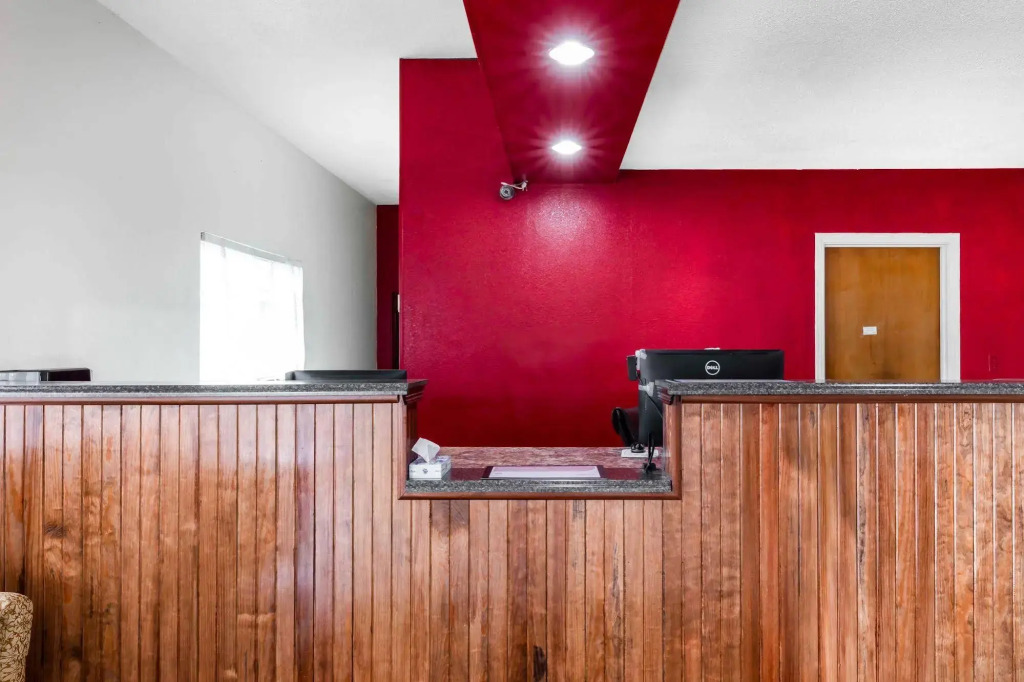 Econo Lodge Inn & Suites