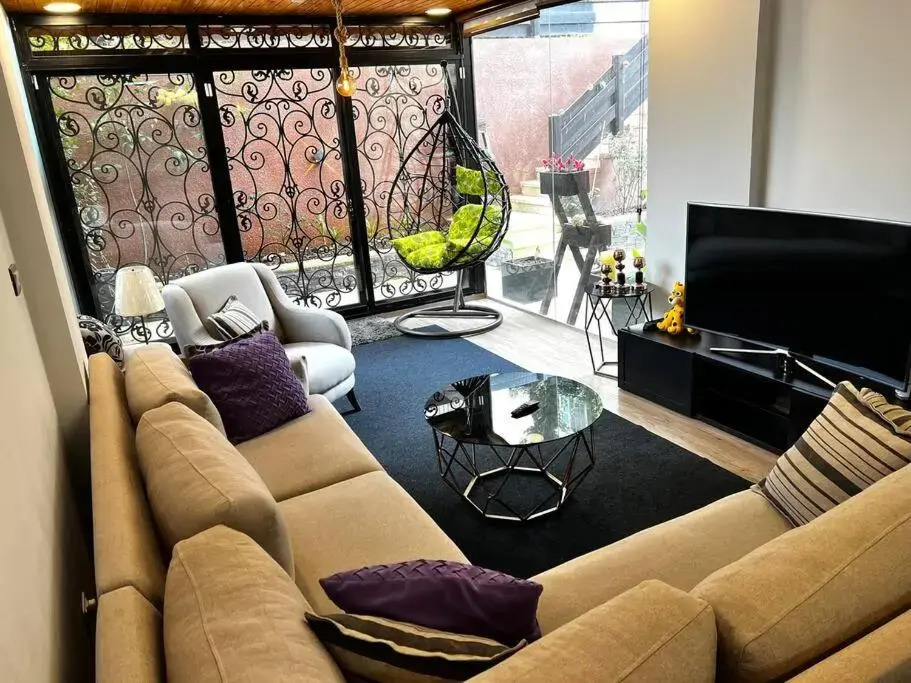 Spacious Amman flat with garden and Pool