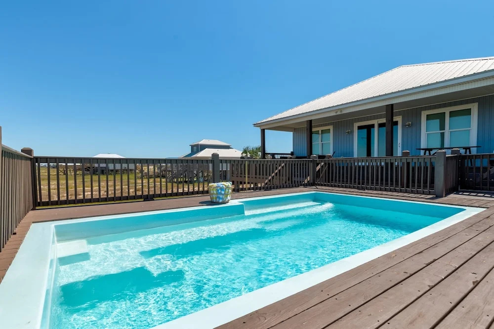 The Blue Crab, Bayfront 4 Bedroom Condo by the Beach, Private Pool by RedAwning