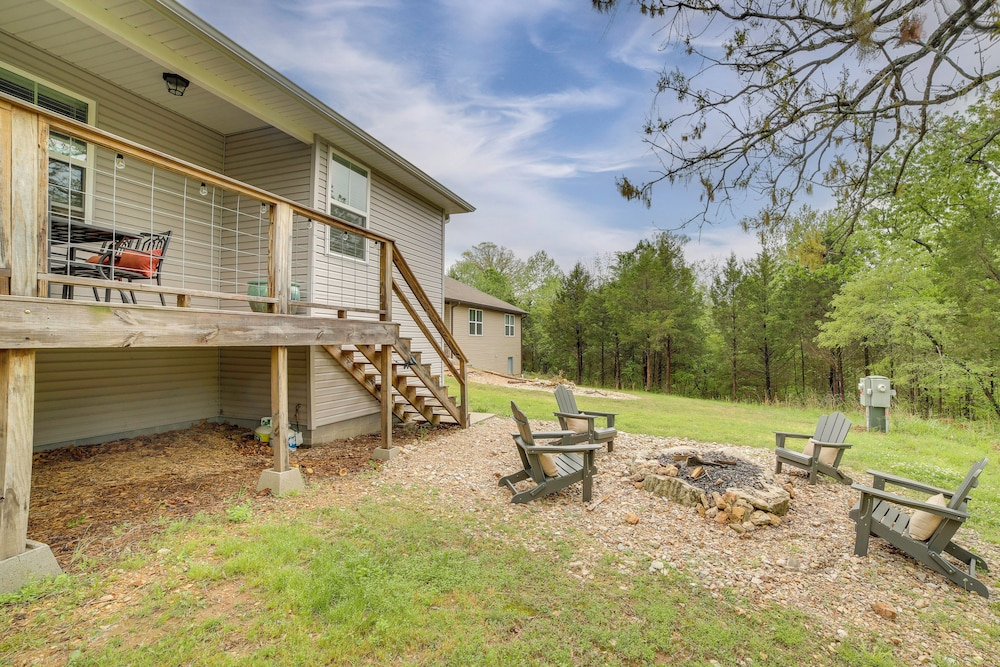 Table Rock Lake Retreat: Walk to Shore!