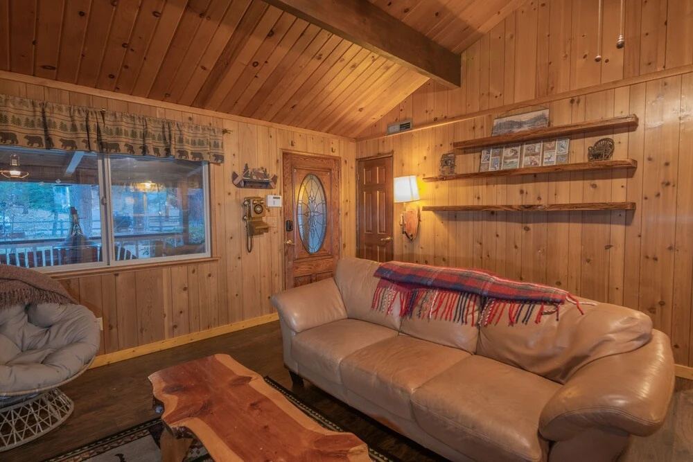 Big Wood Pines - Relaxing Home With A Large Fenced Yard For Your Furry Friends To Enjoy! 3 Bedroom Home
