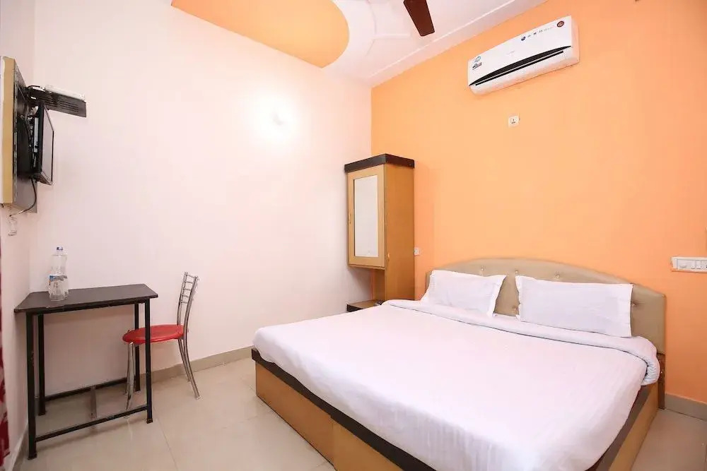 Sunshine Lodge by OYO Rooms