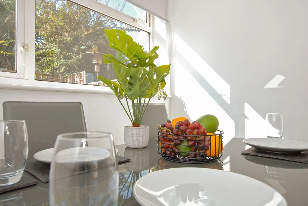 Entire 3 Bed House - Affordable Group Accommodation - Free Parking & Wifi