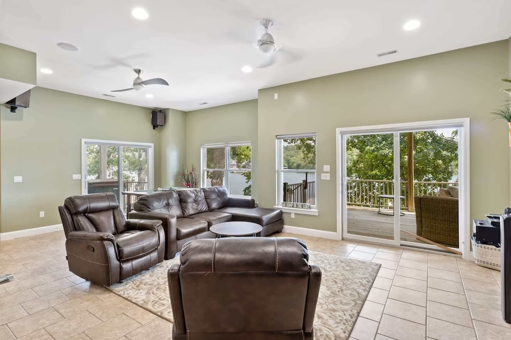 Eagle Ridge Retreat - Dock, Hot Tub & Game Room