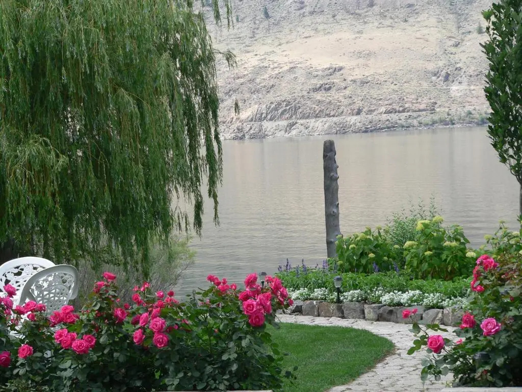 Lakeside Country Inn