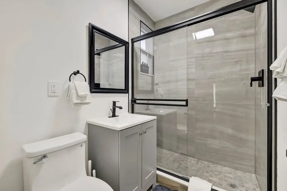 Sophisticated 2BR1BA Short Walk to Beach