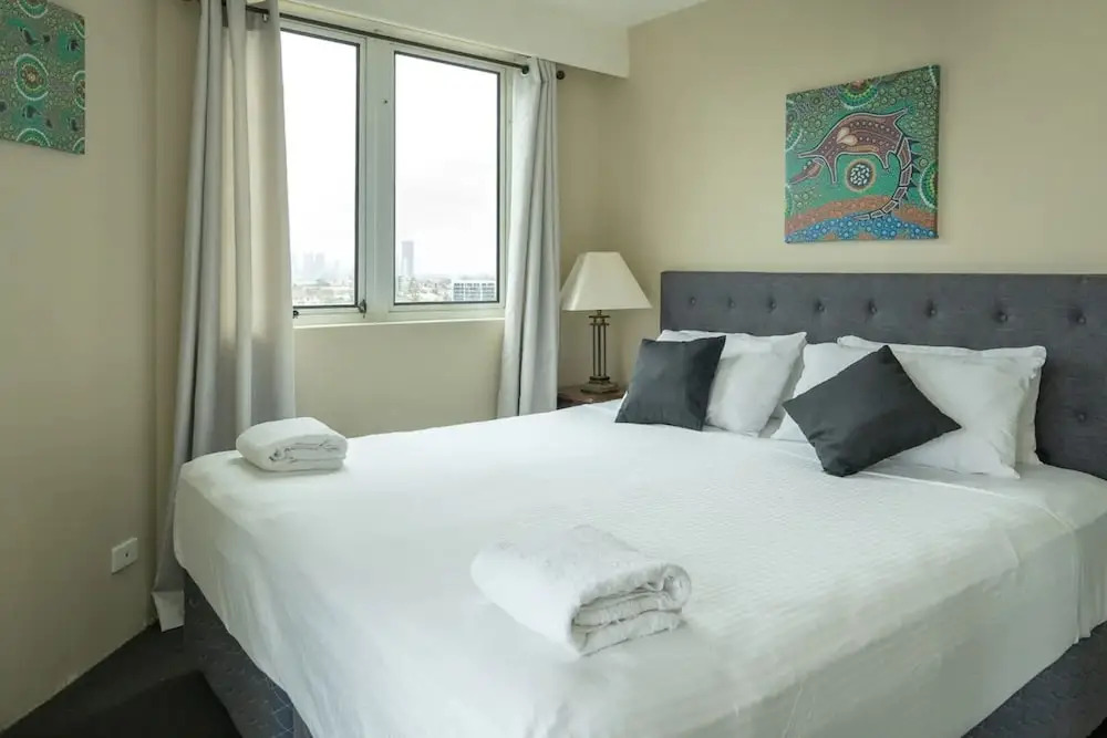 Comfortable 2 Bedroom Apartment With River Views