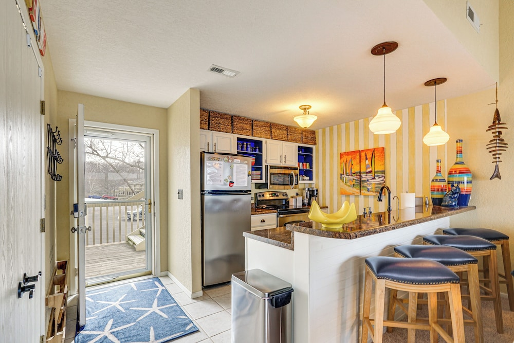 180 Main Channel View! Poolside Apt in Osage Beach
