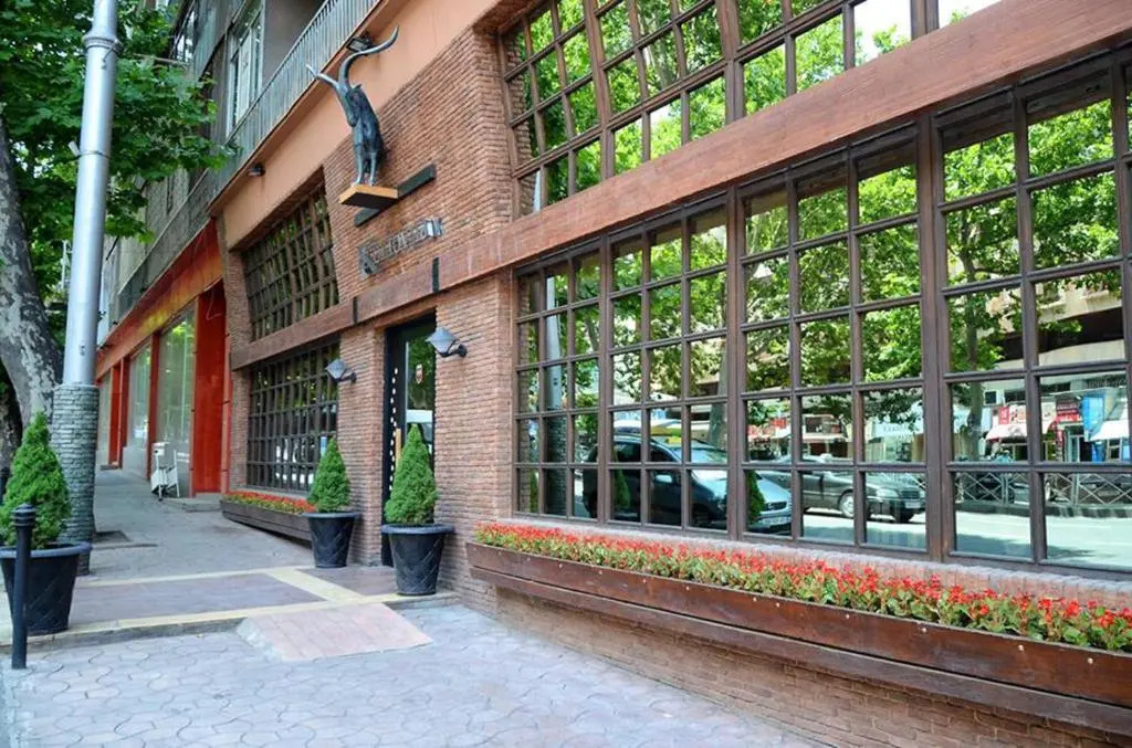 Luxury 4-Bedroom Apartment In The Center