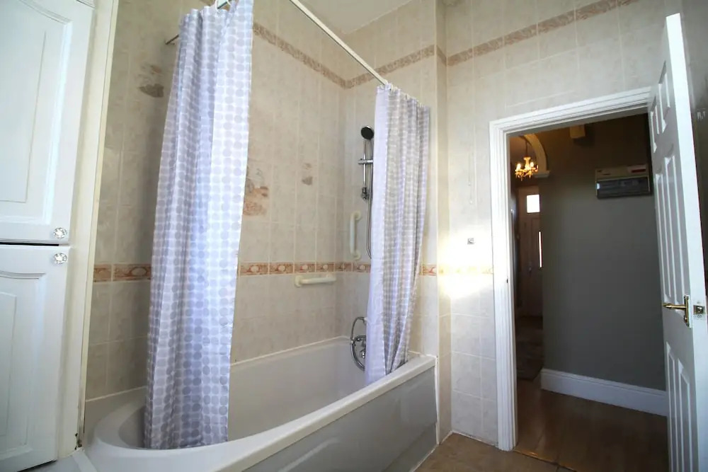 Bungalow - Sleeps 6 - Pets Ok - Garden - Parking