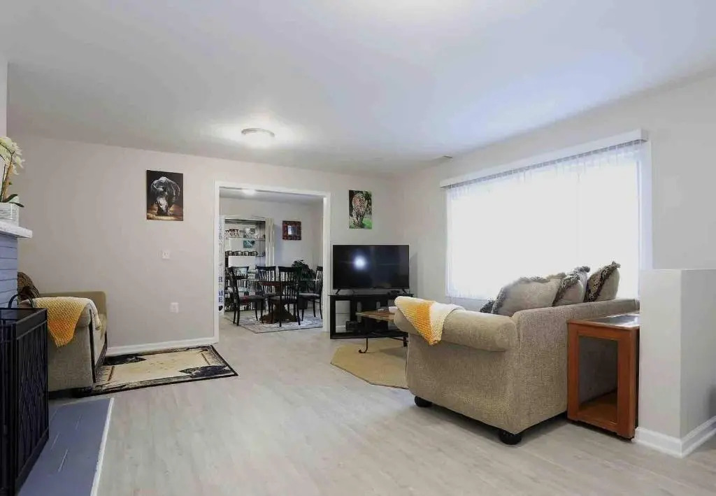 Global Vibe Parlor Renovated Full Kitchen Free Parking