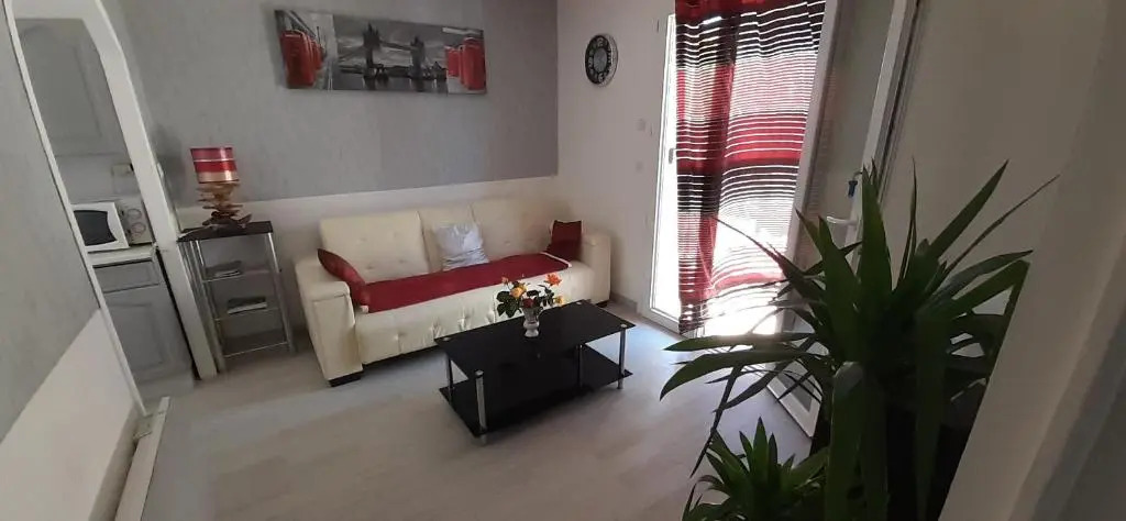 appartement de 50m de dessous de villa confortable et bien équipé terrasse de 40 bien équipé barbecue et planchas parasol wifi gratuit parking gratuit