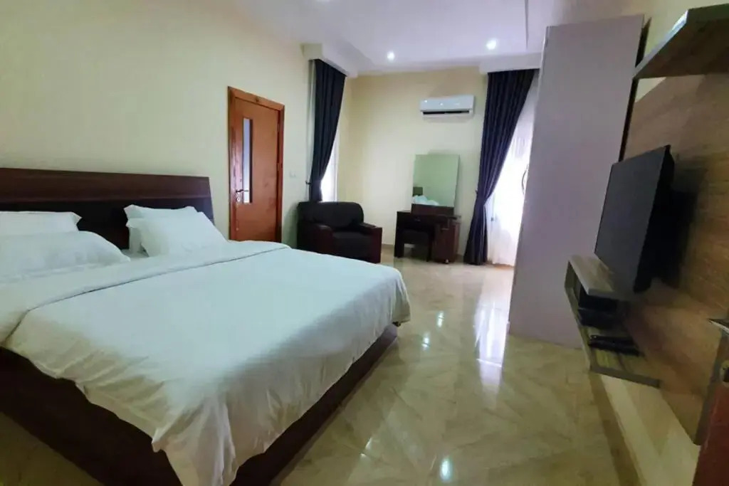 Stiyos Shortlet homes- Tastefully Furnished 3 Bedroom