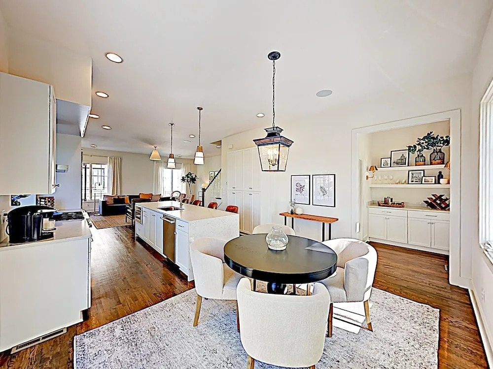 All-suite Townhome W/ Designer Furnishings 3 Bedroom Townhouse
