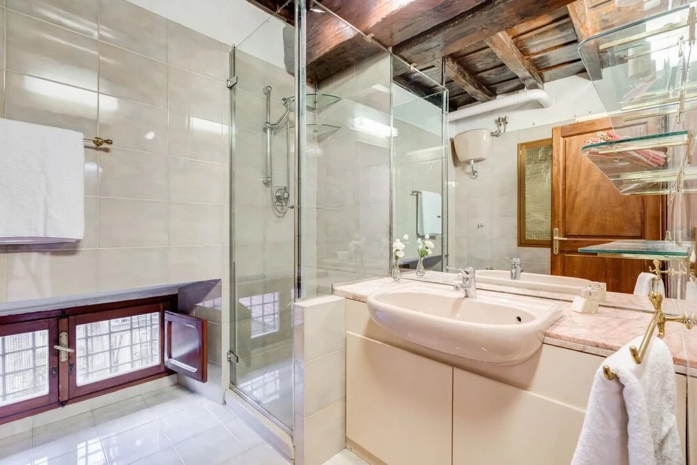 Large and Comfortable 6 Guests Flat in Trastevere