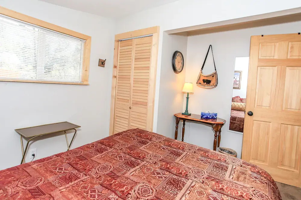 Knotty Knight- Walking distance to the lake as well as the Village