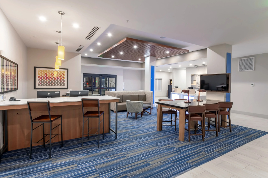 Holiday Inn Express & Suites - Columbus - Worthington by IHG