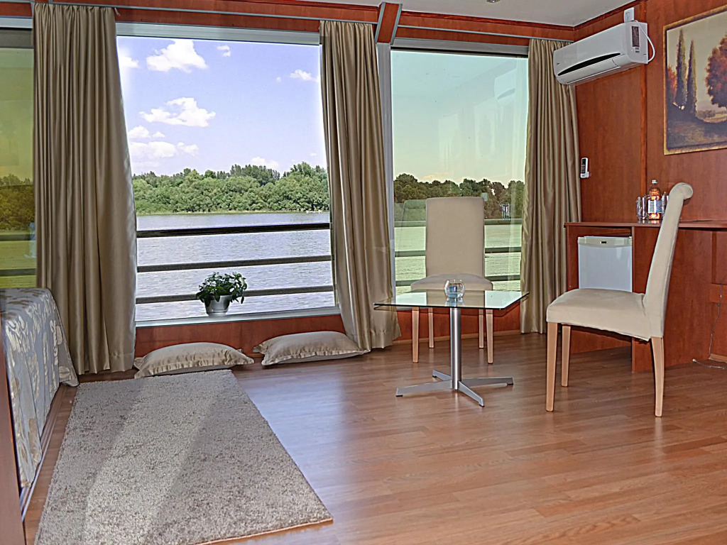 Compass River City Boatel