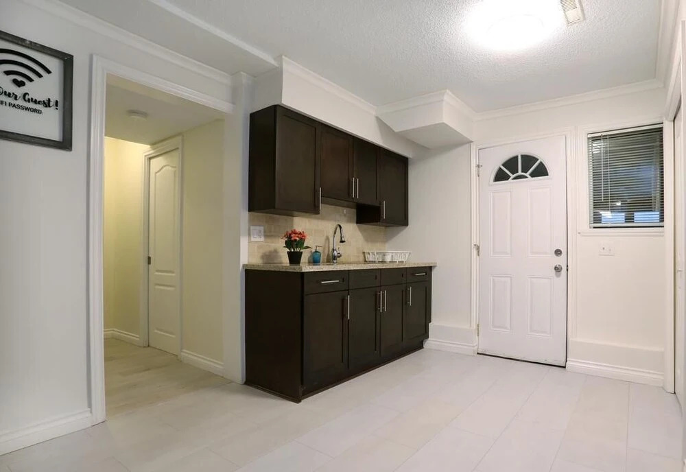 Perfect 3BR Guest Suite Near YVR Airport by Elevate Rooms