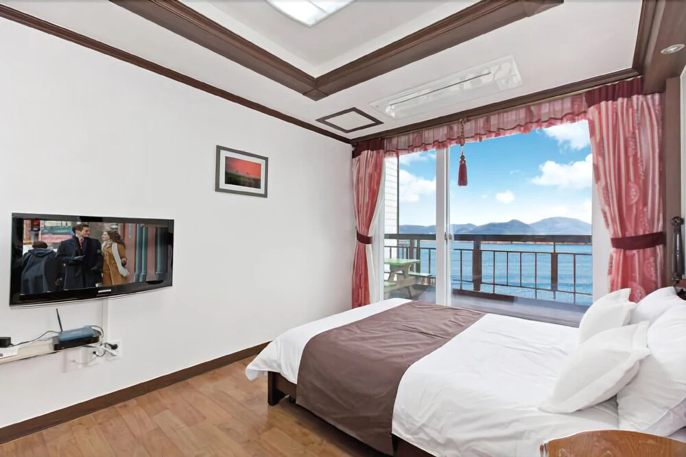 Geoje Eouleum Pension