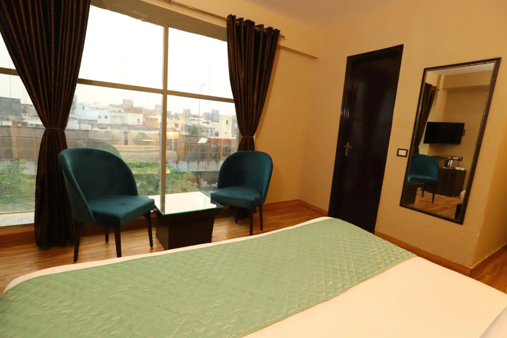 Hotel Palm Grand Naraina New Delhi - Couple Friendly Local IDs Accepted