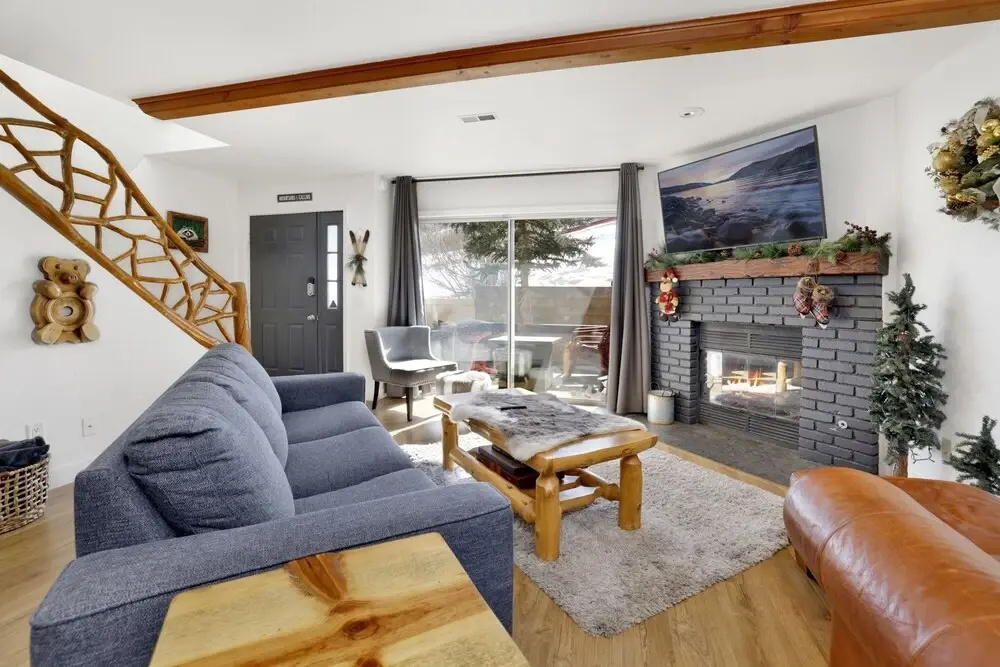 2262-ski Inn Style Chalet 2 Bedroom Home by RedAwning