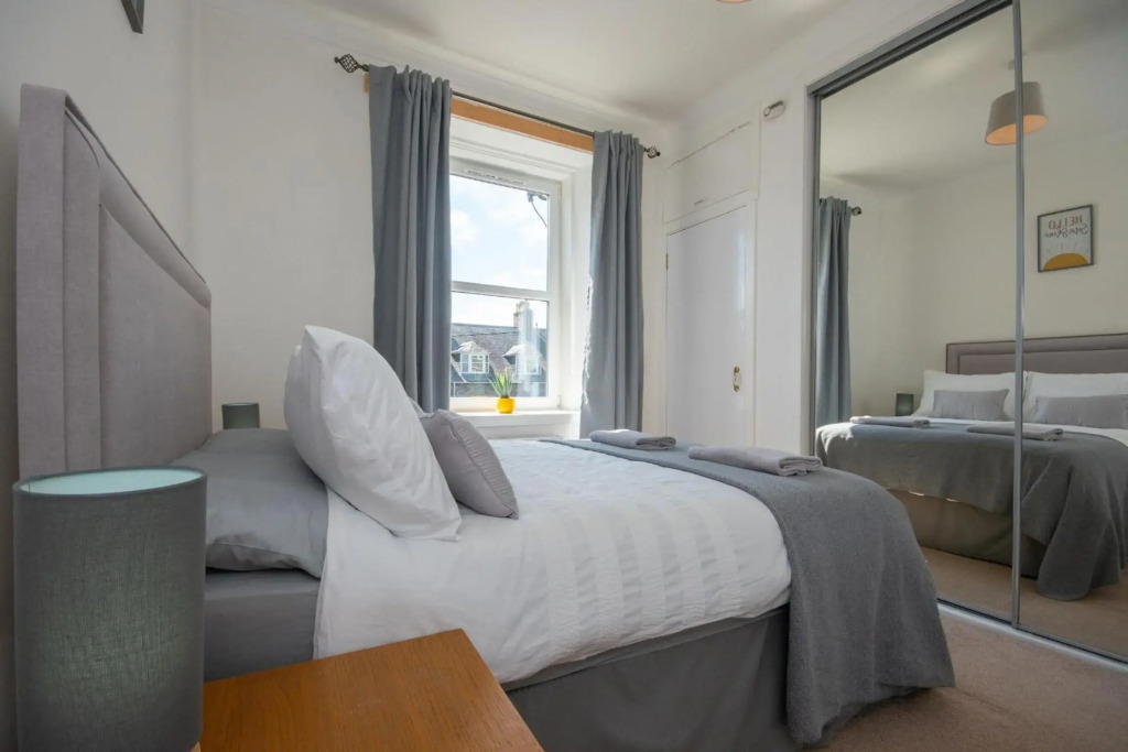 Find "DWELLCOME HOME Ltd" site for 10oo10 assurance from past guests - Immaculate Central 1 double bedroom 1st floor Apartment with free parking and 100Mbps broadband, Miles better than a hotel