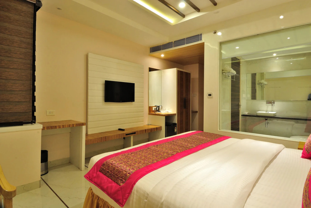Aman Continental With Restaurant - 5Mins from Connaught Place ,Railway Station & Metro