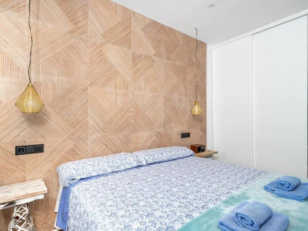 Apartamentos LOLA y MANUELA en primera línea playa Carihuela con excelente Terraza-jardin de 80 m2 frente al Mar con aparcamiento privado Ideal para descansar oyendo las olas del Mar