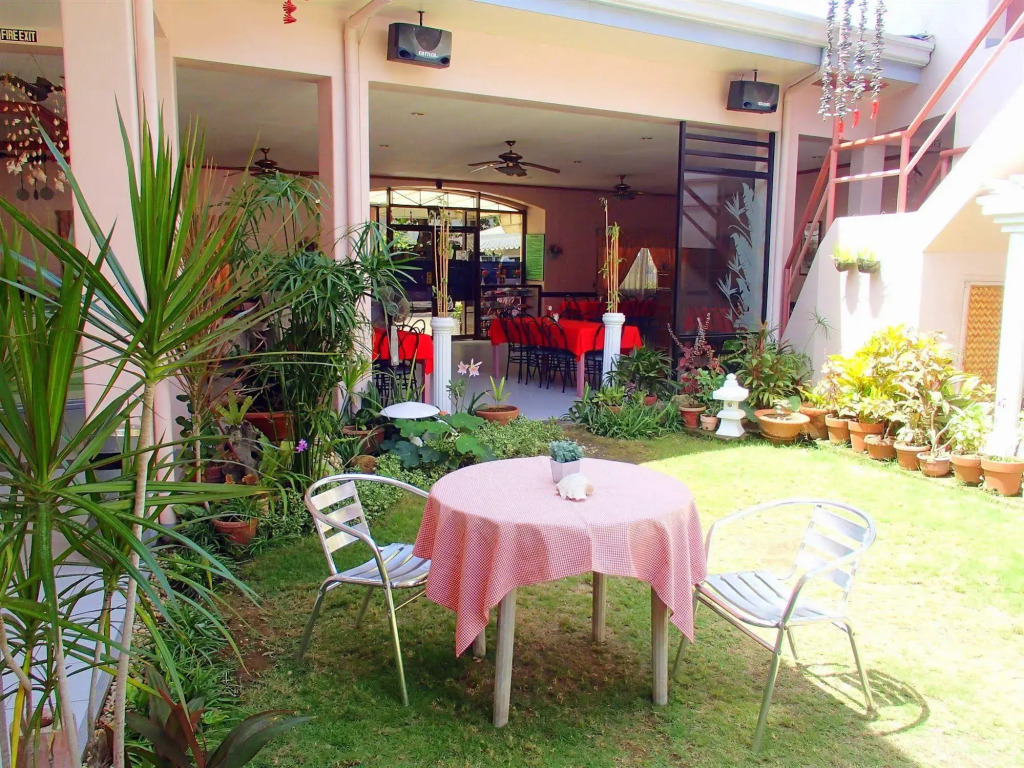 Tropical Place Hotel by RedDoorz
