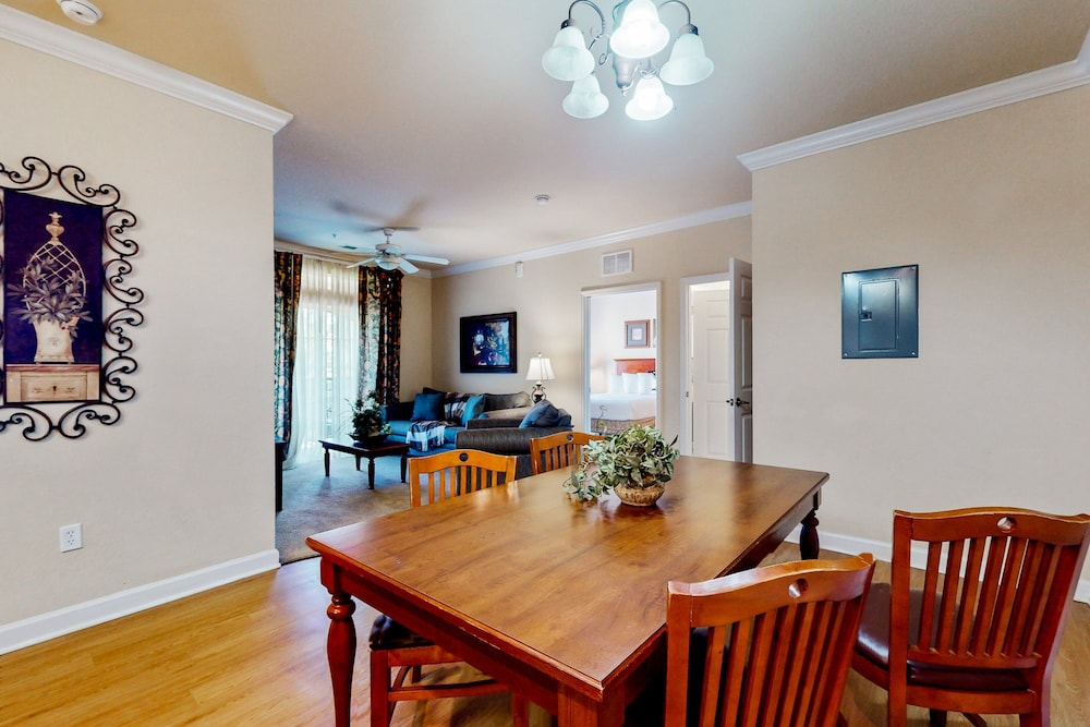 Resort Condo With Heated Pool, Gym, BBQ Area, Balcony, W/d, Children's Pool, AC