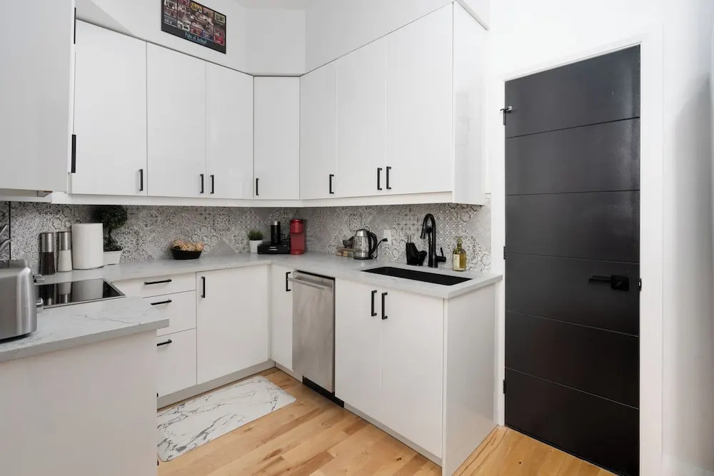Downtown Luxe - Parking, Metro, King Bed, Sleeps 6