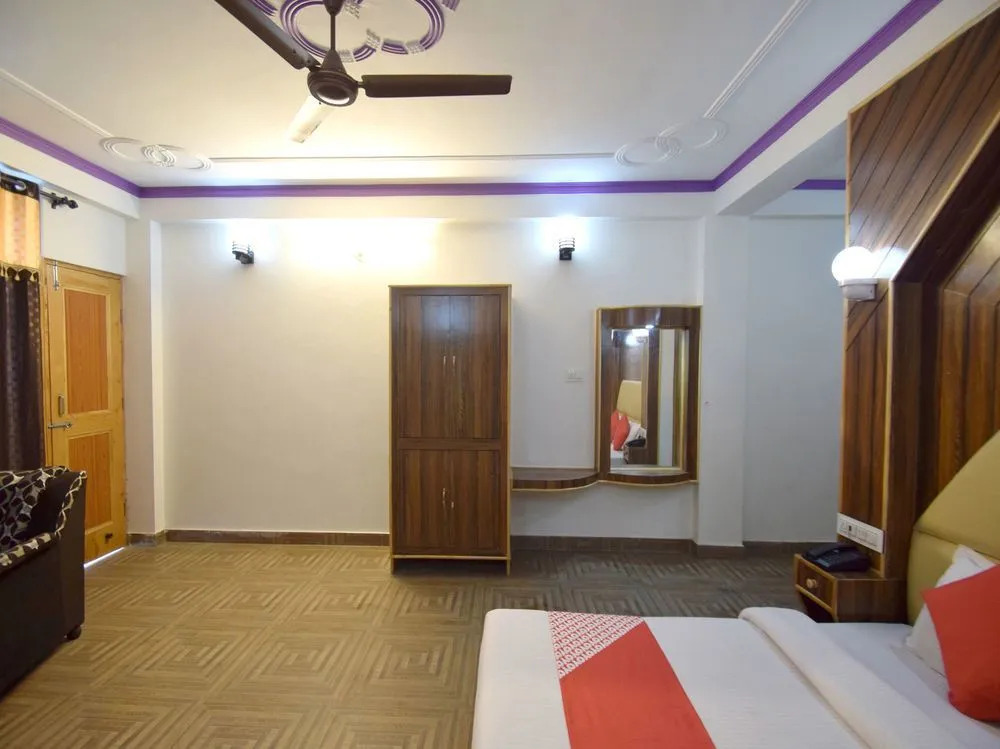 OYO 11733 Hotel Sunlight