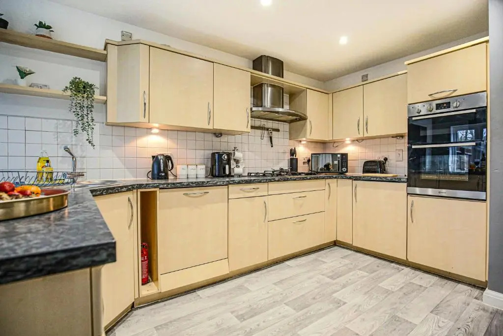 Large 6 Bedroom House with Free Parking, Smart TV with Netflix, Fast Wifi, Air Hockey & Garden by Yoko Property