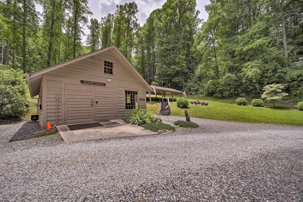 Bryson City Retreat: Fire Pit + Mountain Views!