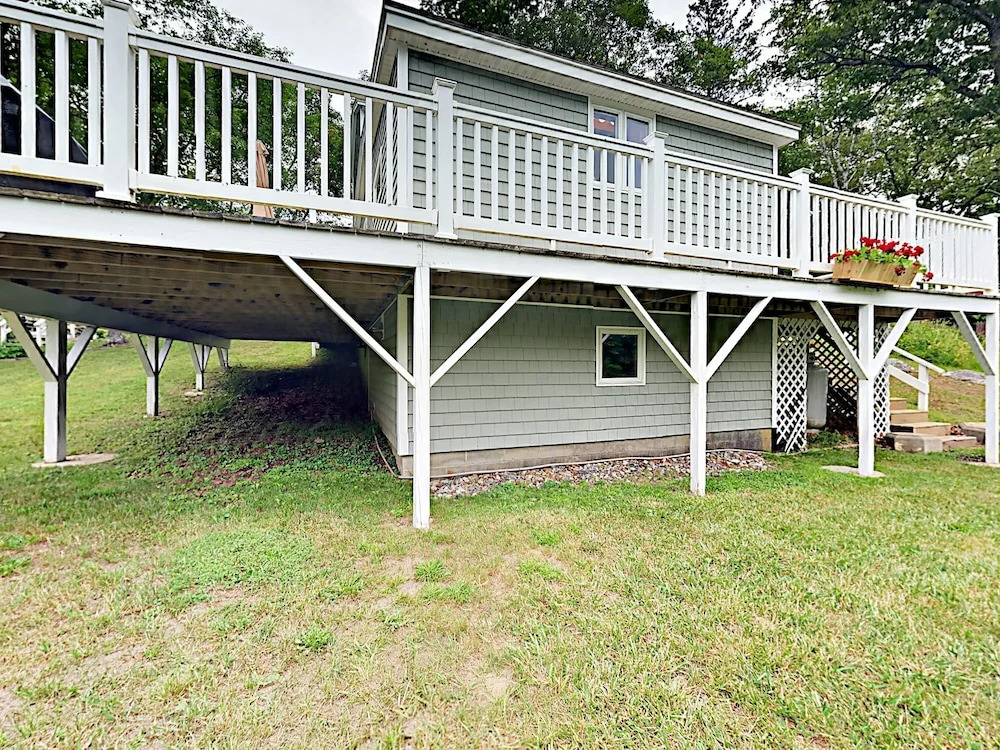 Lobstermen's Cottage - 3 Br home by RedAwning