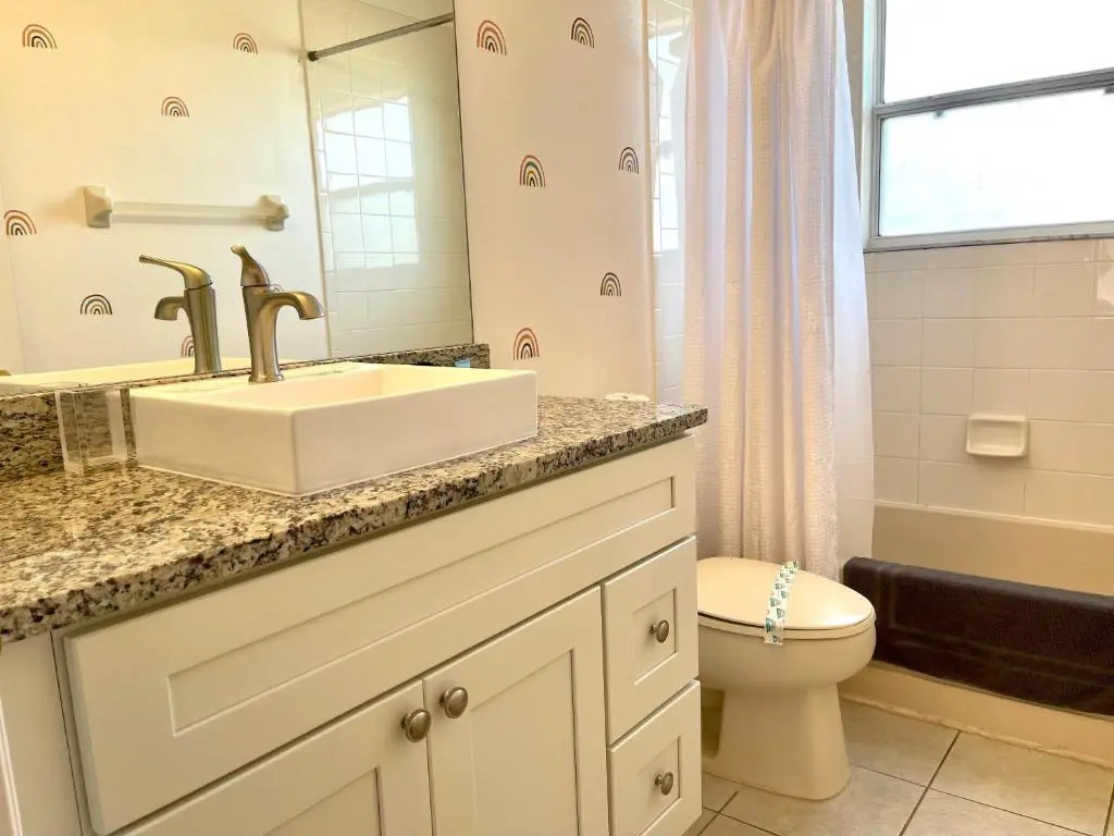 Disney Dream with Hot Tub, Pool, Xbox, Games Room, Lakeview, 10 min to Disney, Clubhouse